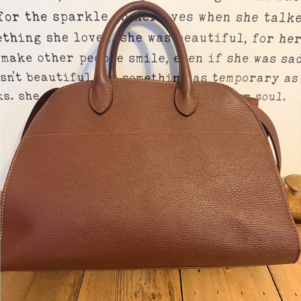 GORGEOUS Italian leather bag with detachable Crossbody strap.
